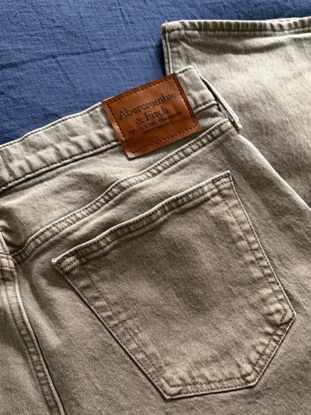 A&F Men's 34x30 90s Athletic Straight Jean - Light Brown Wash - Picture 6 of 7